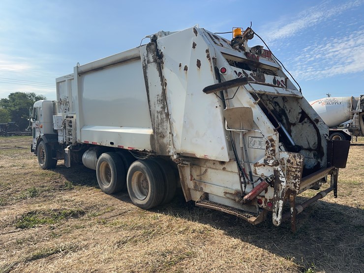 2004-peterbilt-320-image-4