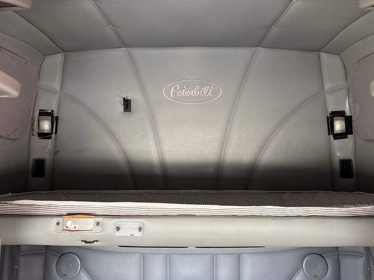 2009-peterbilt-387-image-40
