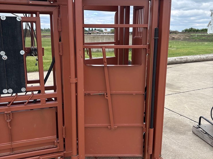 lakeside-11ft-hydraulic-squeeze-chute-image-10