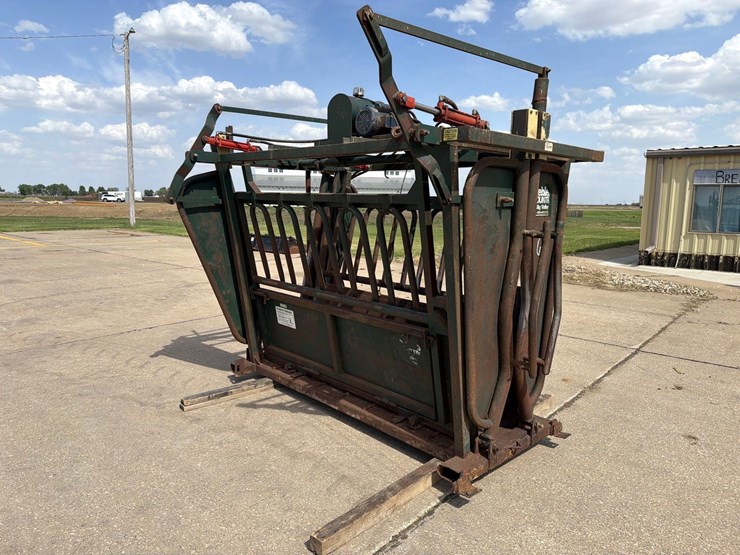 behlen-country-7ft-hydraulic-cattle-squeeze-chute-image-1