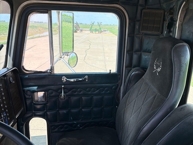 1981-peterbilt-359-image-47