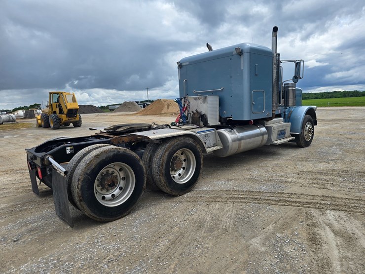 2011-peterbilt-388-image-21