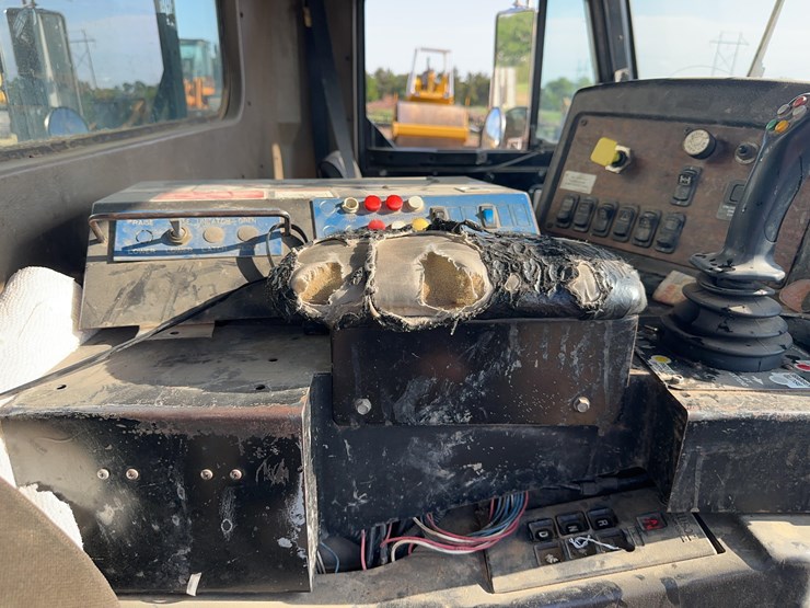 2004-peterbilt-320-image-12