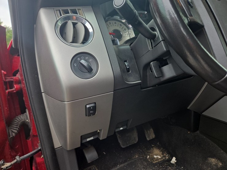 2013-ford-expedition-limited-suv-image-33