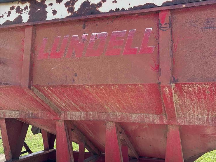 lundell-350-bushel-gravity-wagon-image-16