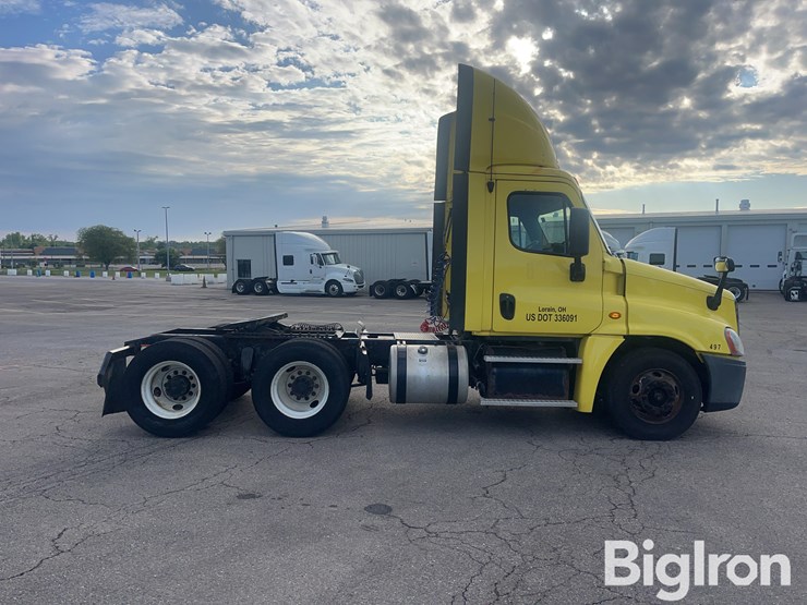 2016-freightliner-cascadia-125-image-4