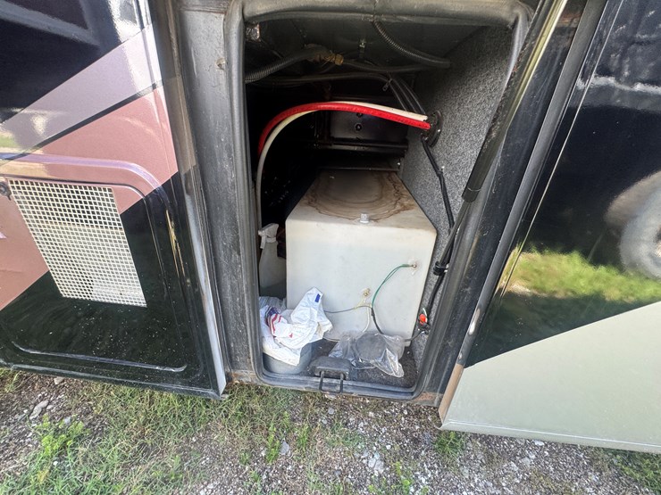 2003-gulfstream-motorhome-with-(4)-slideouts-cummins-diesel-pusher,-allison-automatic-image-14