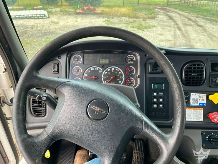 2015-freightliner-m2-106-image-44