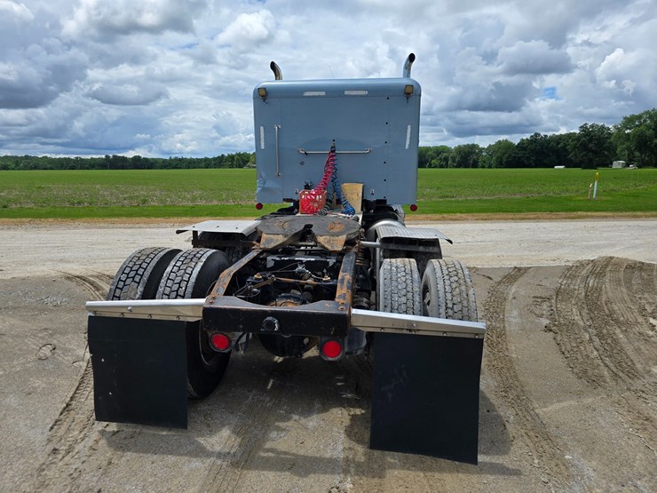 2013-peterbilt-388-image-16