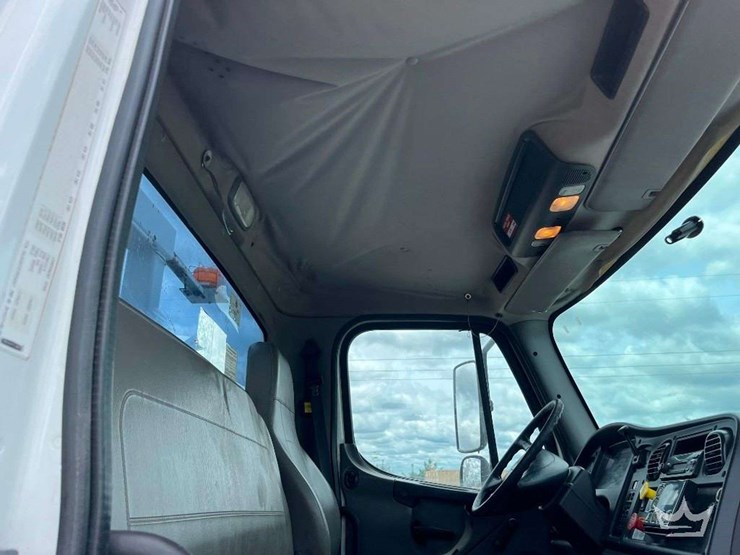 2015-freightliner-m2-106-image-21