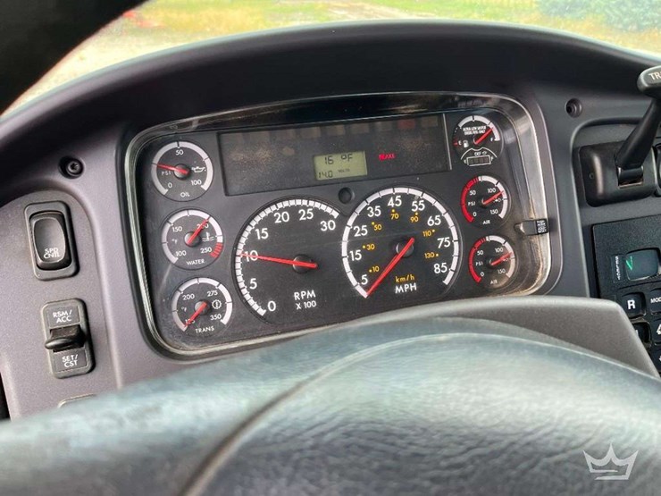 2015-freightliner-m2-106-image-26