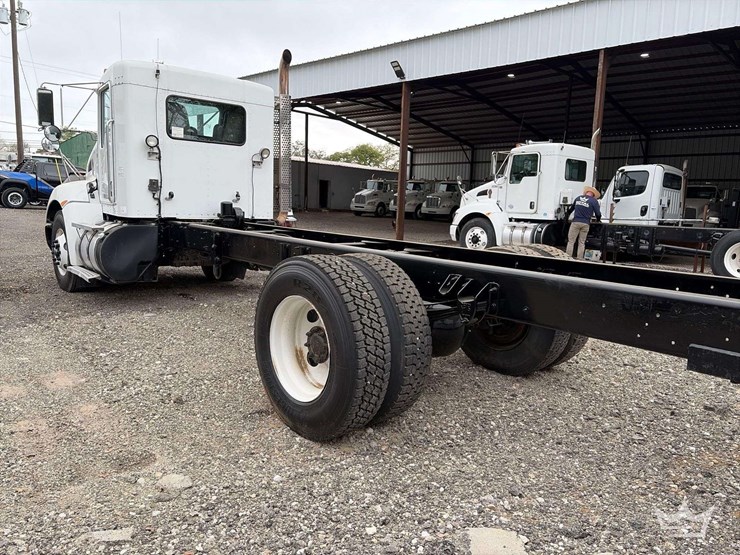 2011-kenworth-t300-image-2
