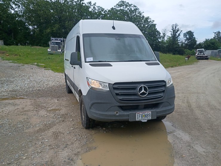 2019-mercedes-benz-sprinter-2500-image-13
