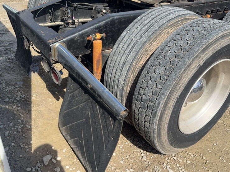 2009-peterbilt-387-image-12