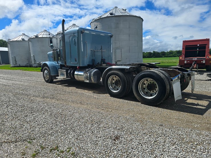 2013-peterbilt-388-image-12