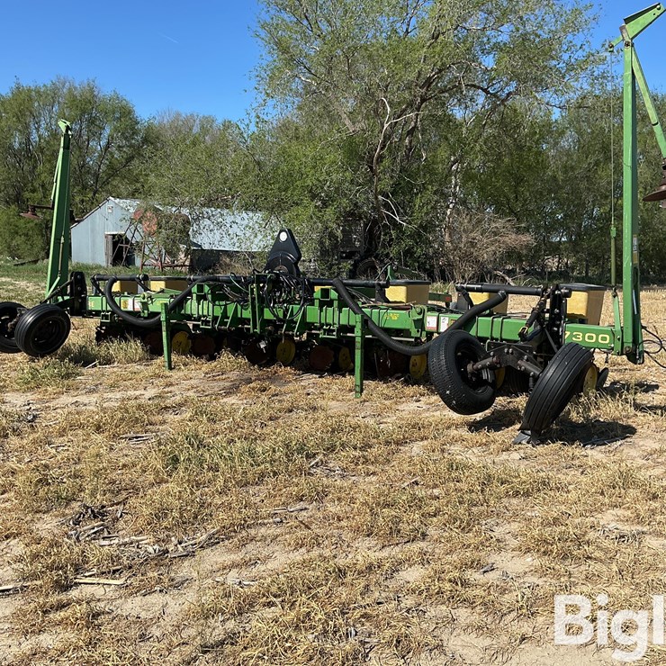 JOHN DEERE 7300