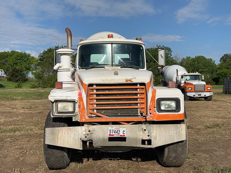 2001-mack-rd690s-image-3