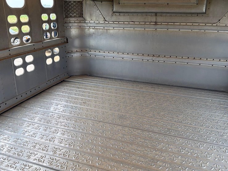 2001-wilson-livestock-trailer-image-46