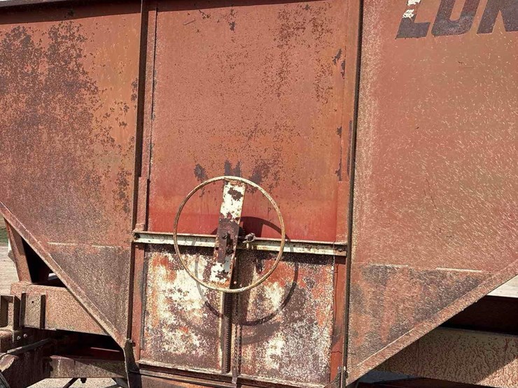 lundell-350-bushel-gravity-wagon-image-7