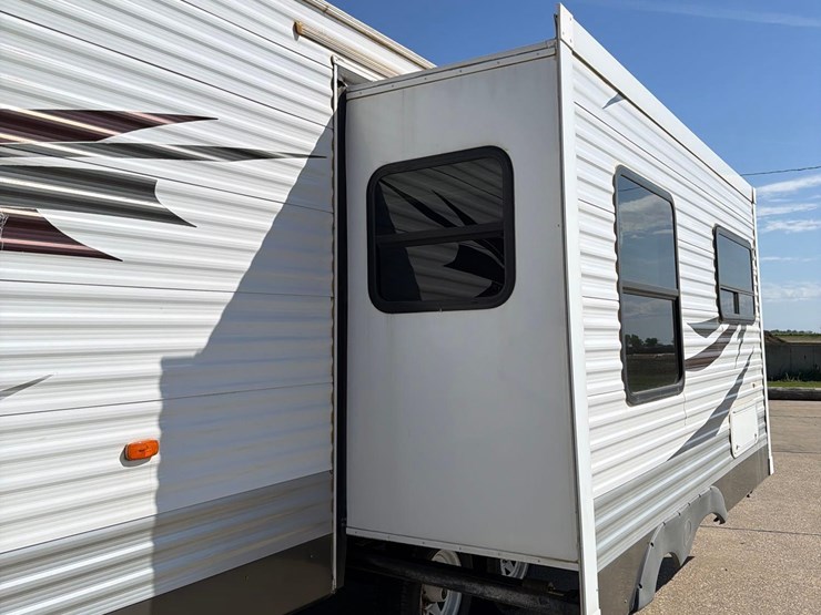 2011-puma-31ft-bumper-hitch-camper-image-11