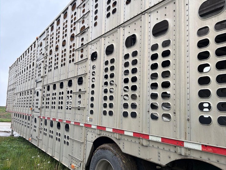 2001-wilson-livestock-trailer-image-9