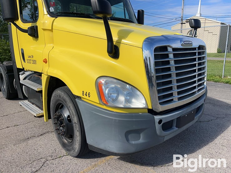 2016-freightliner-cascadia-125-image-17
