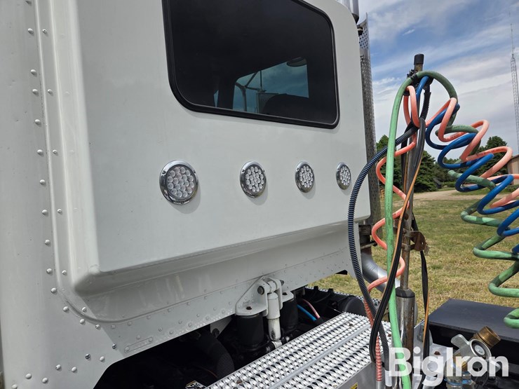 2009-peterbilt-384-image-15