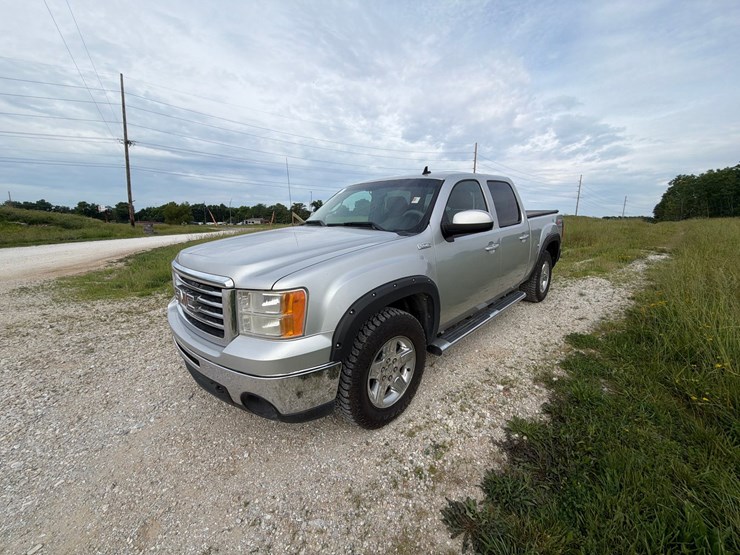 #24068-•-2011-gmc-sierra-pickup-truck-image-2