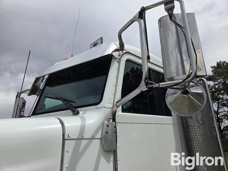 2009-peterbilt-384-image-19
