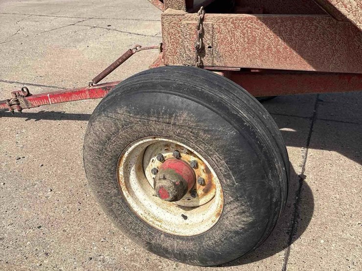 lundell-350-bushel-gravity-wagon-image-9