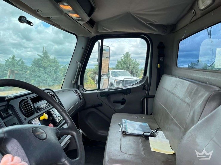 2015-freightliner-m2-106-image-29