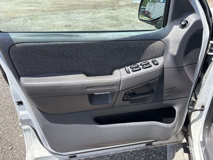 2005-ford-explorer-image-12