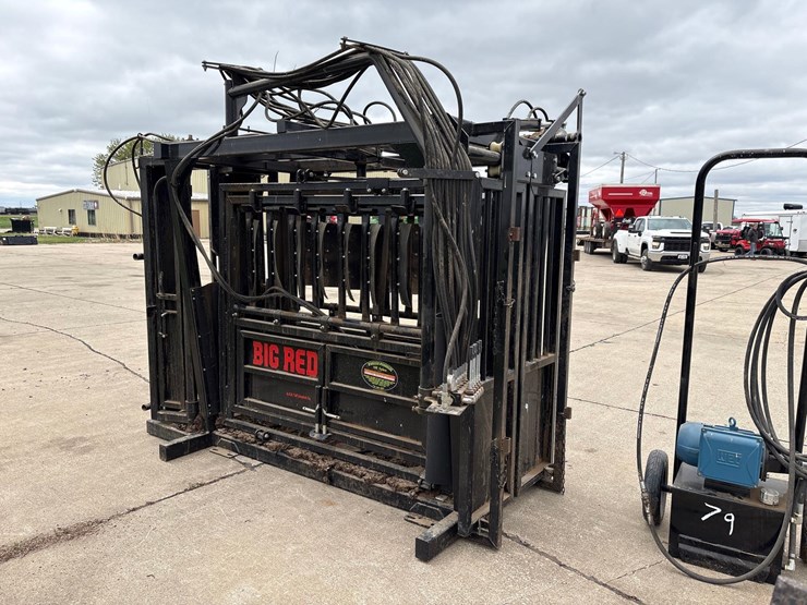 big-red-8-1/2ft-hydraulic-squeeze-chute-image-2