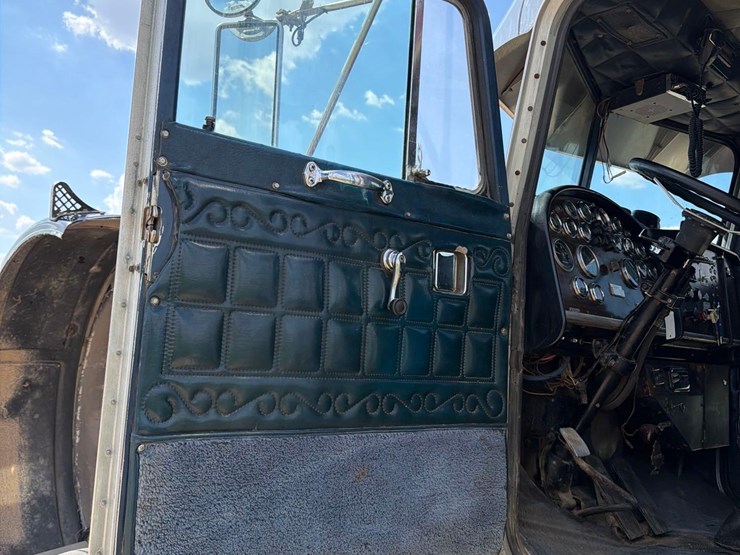 1981-peterbilt-359-image-39
