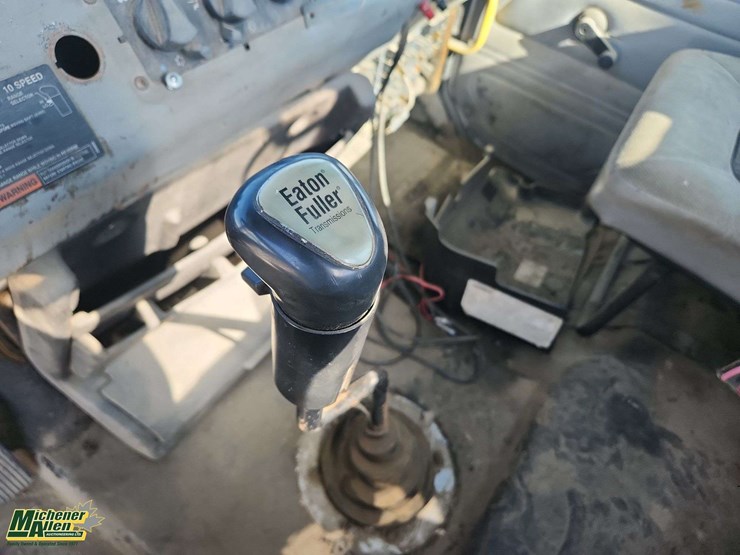 2000-freightliner-fl112-image-9