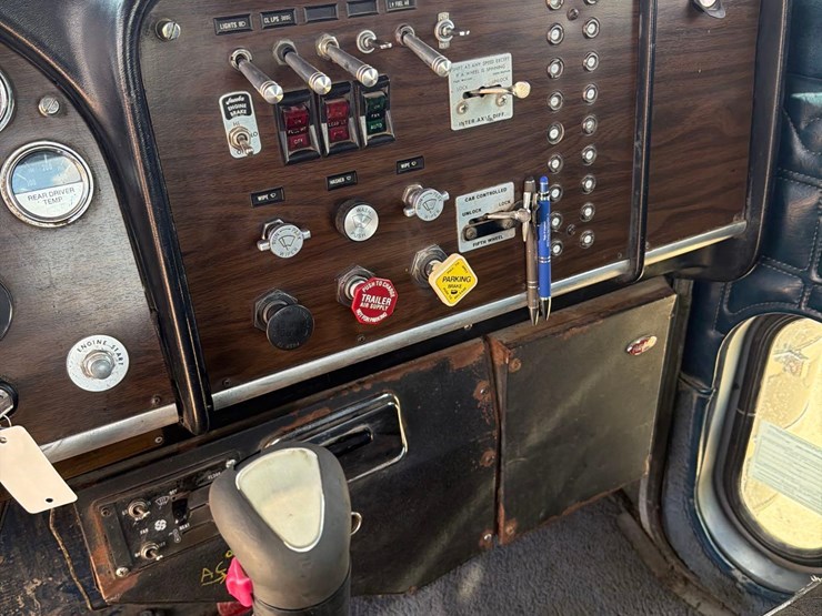 1981-peterbilt-359-image-44
