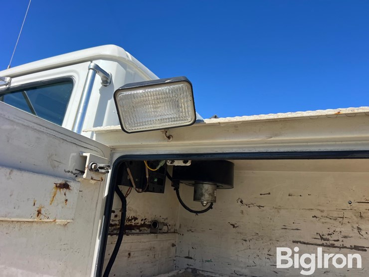 2000-freightliner-fl70-image-16