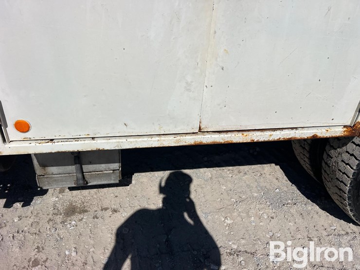 2000-freightliner-fl70-image-14