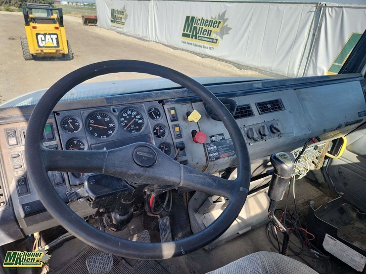 2000-freightliner-fl112-image-13