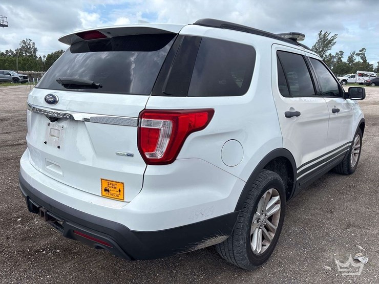 2016-ford-explorer-image-3