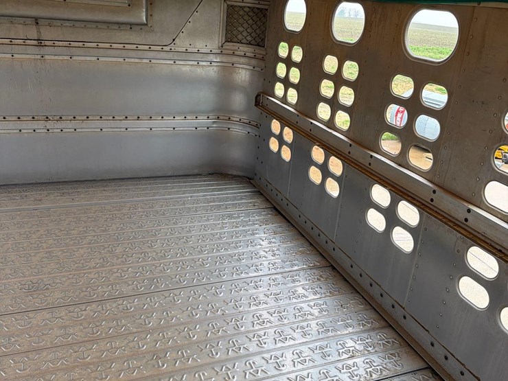 2001-wilson-livestock-trailer-image-47