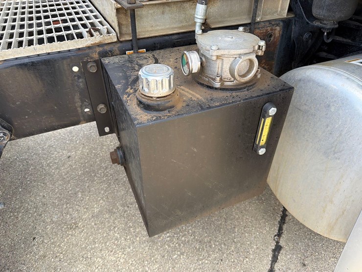 2009-peterbilt-387-image-13