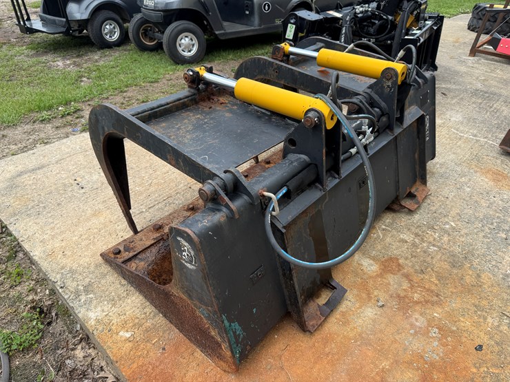 cl4-grapple-bucket-67"-fior-skid-steer-image-4