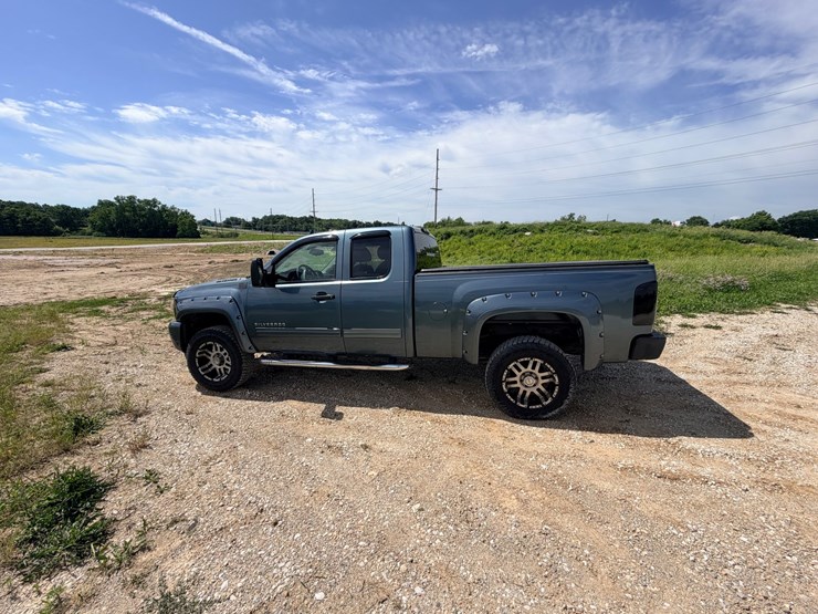 #24066-•-2011-chevrolet-silverado-pickup-truck-image-6