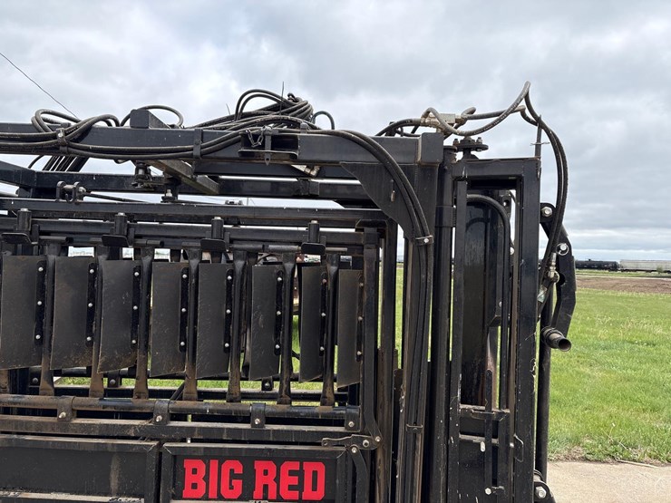 big-red-8-1/2ft-hydraulic-squeeze-chute-image-19