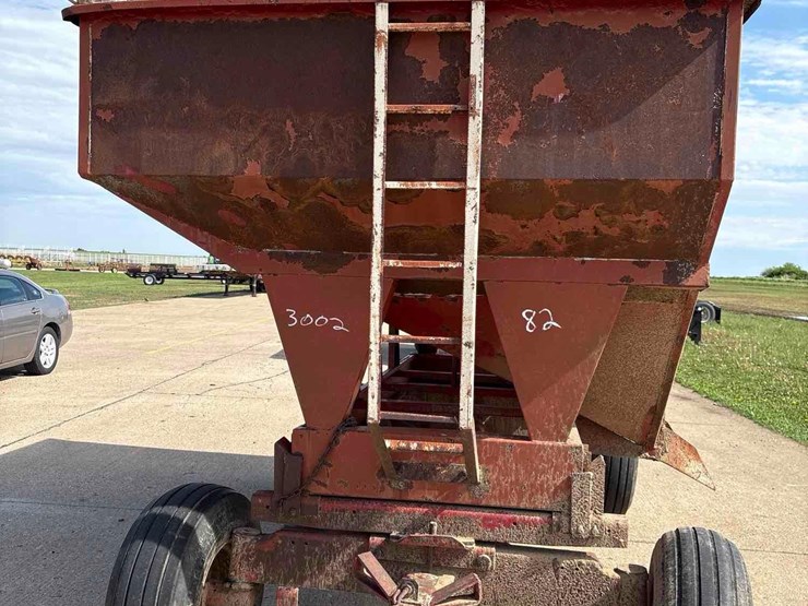 lundell-350-bushel-gravity-wagon-image-11