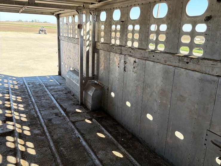 1992-wilson-livestock-trailer-image-29