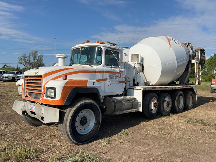 2001-mack-rd690s-image-1