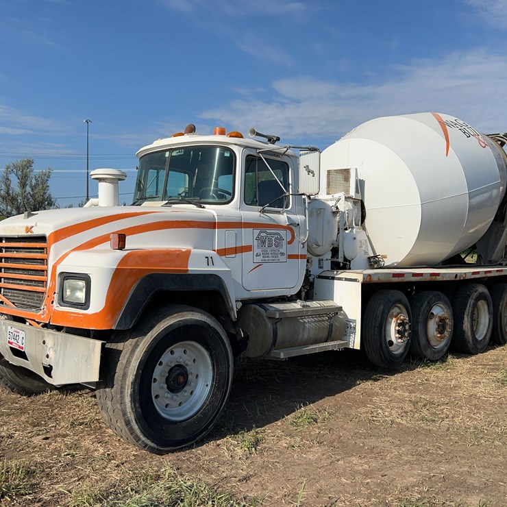 2001 MACK RD690S