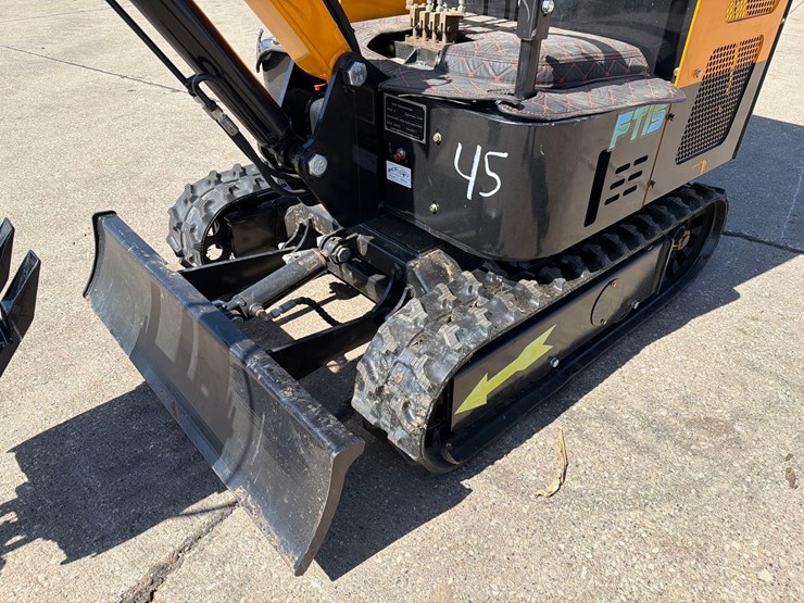 future-model-15-mini-excavator-image-6